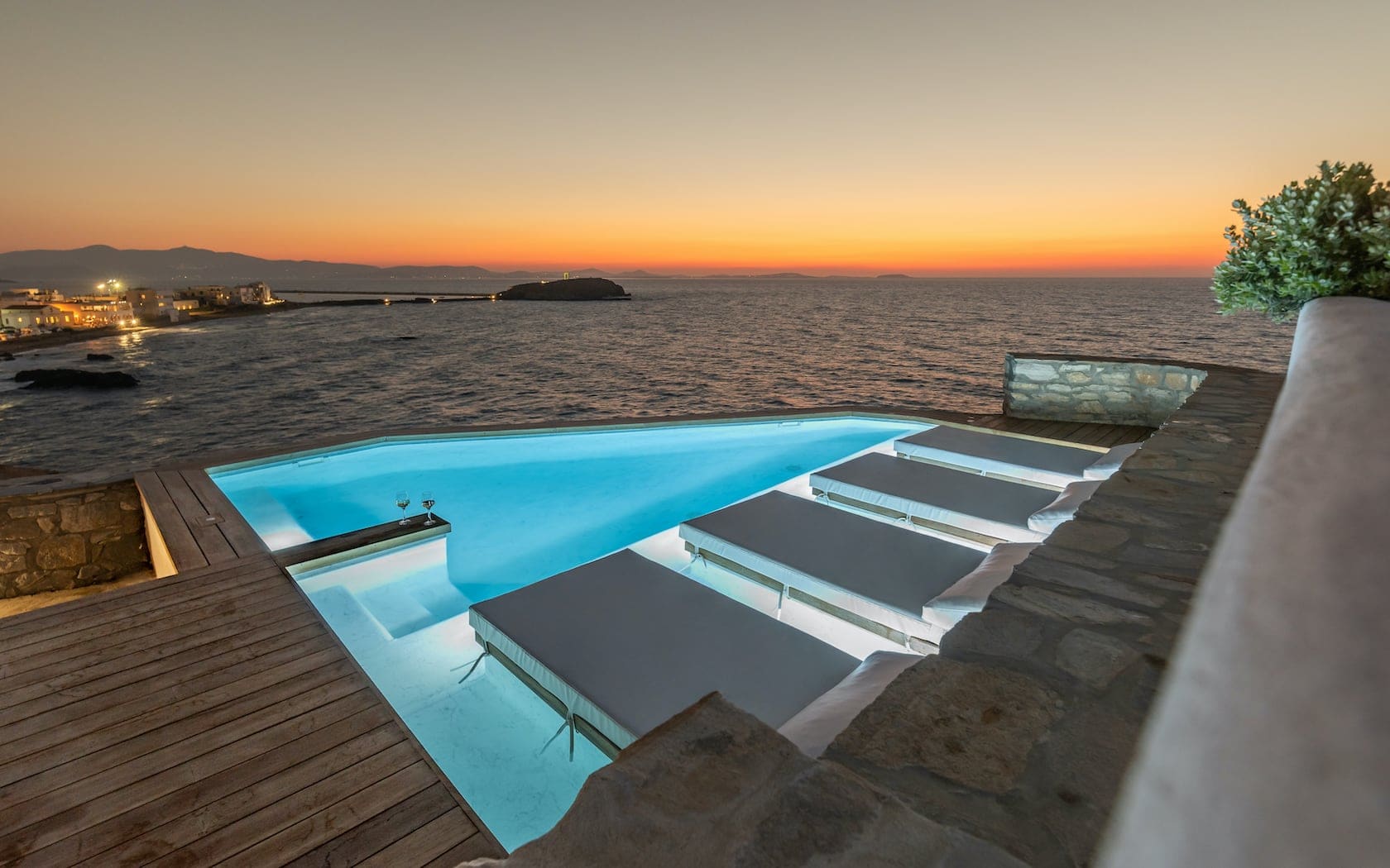 Iliada Suites | Luxury Beachfront Seaview Suites Naxos Town
